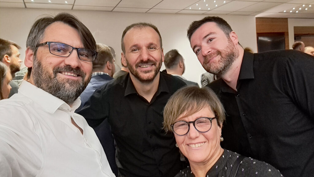 Фанови на Нокаут со Благоја Антовски - Баге (тапанарот на Нокаут и Виктор Николовски (басистот на Нокаут).