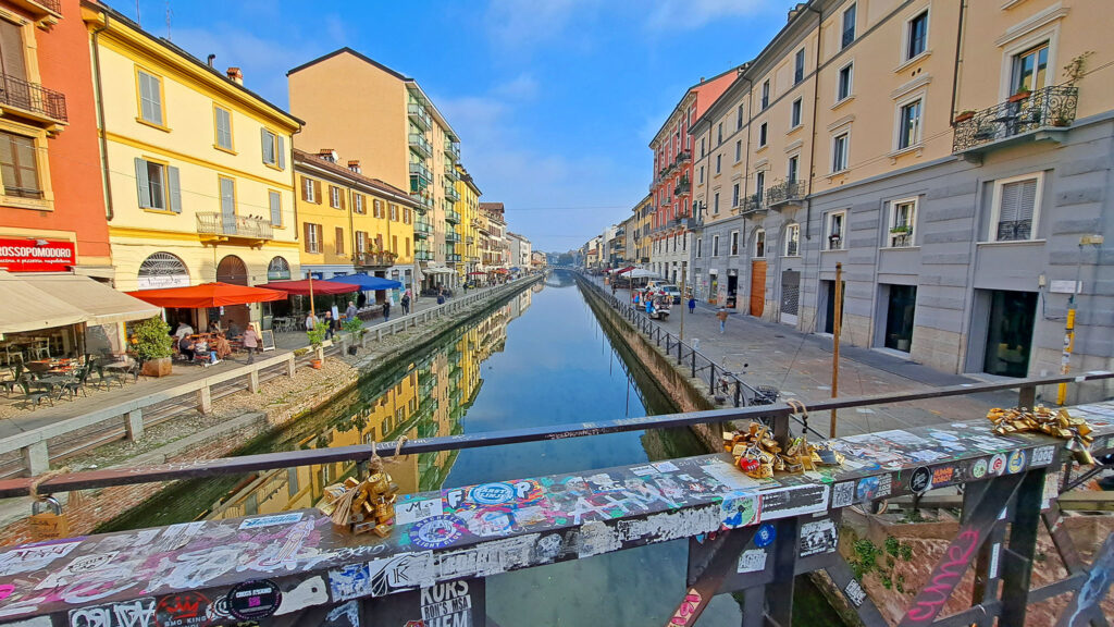 Регионот Навигли (Navigli) во кој се наоѓа популарниот канал покрај кој има кафулиња и ресторани