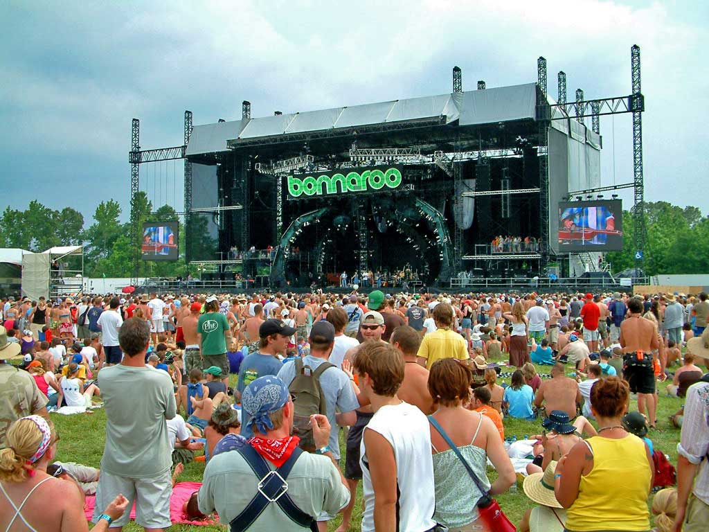 The Main Stage - Bonnaroo 2005 by rebelpilot CC BY SA 2.0 DEED