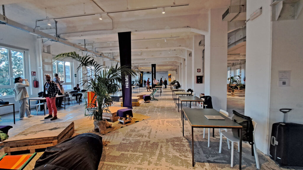 Лајнчек 2023 - просторот во кој беа штандовите на музичките стартапи