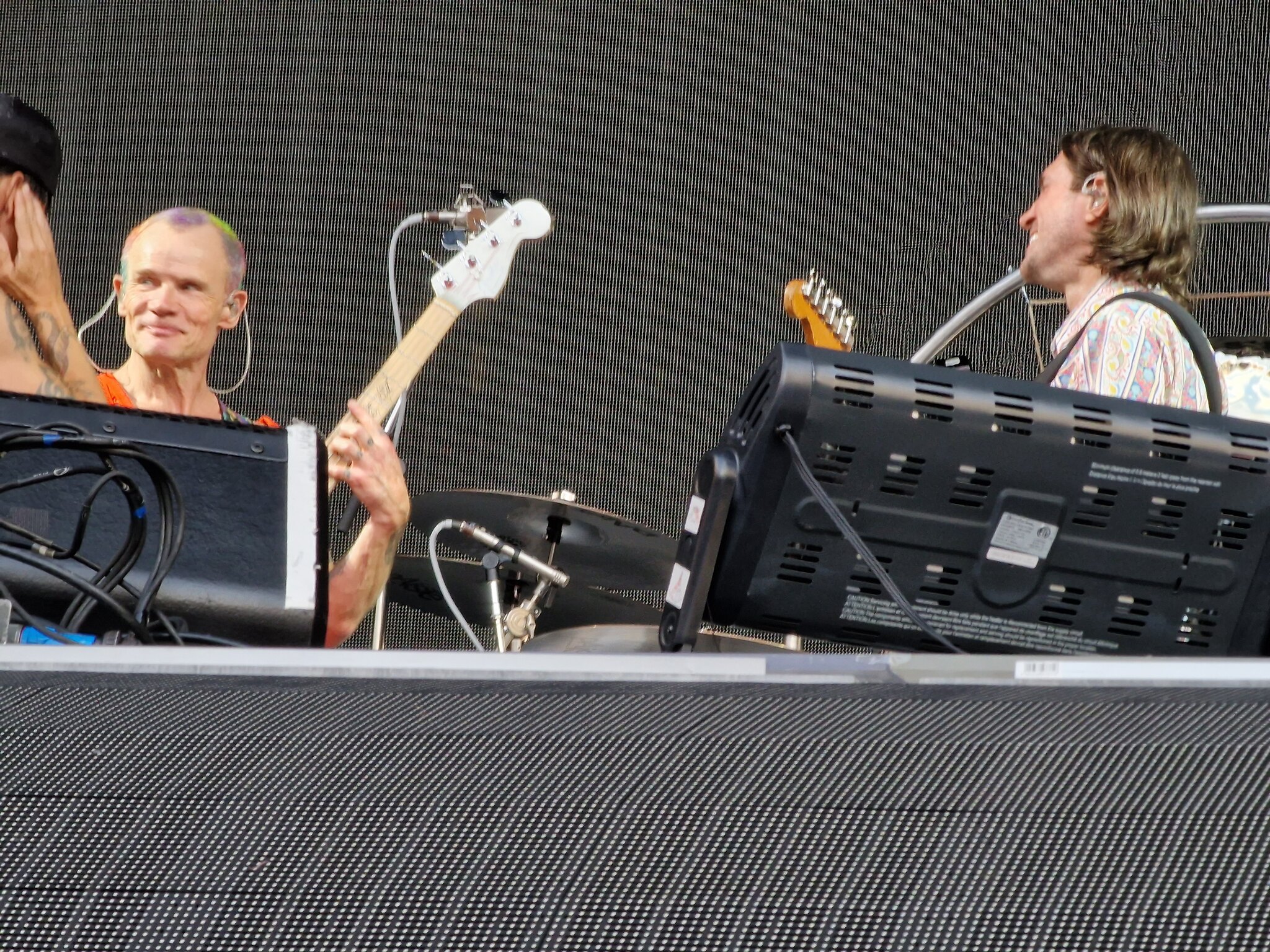 John Frusciante, Flea and Anthony Kiedis - Red Hot Chili Peppers, London Stadium, 26-06-22 / Photo by Hel Davies / Flickr / CC BY-SA 2.0 DEED
