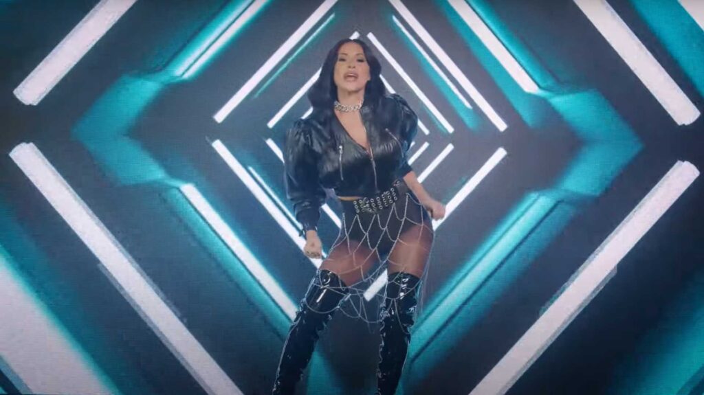 Susana Gavazova - excerpt from the music video Tik Tok