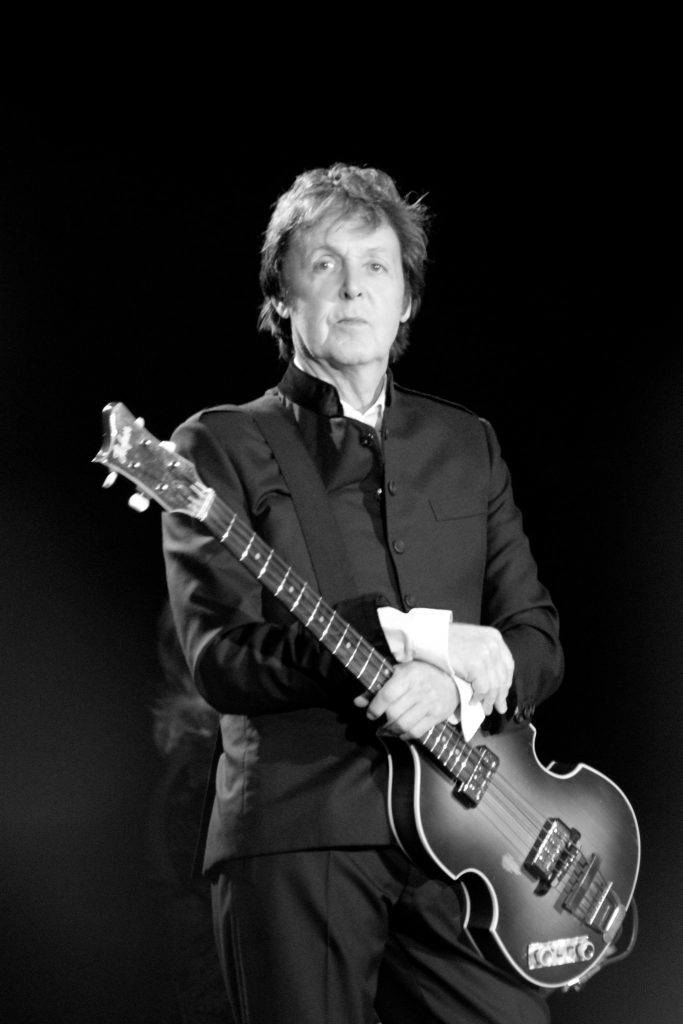 Paul McCartney - Photo by Oli Gill - Flickr - CC BY-SA 2.0 - https://flic.kr/p/8buPYJ - The Beatles members