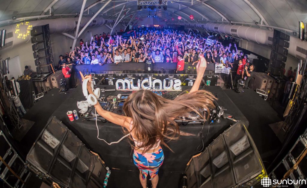 Miss Tara - Sunburn - live love dance