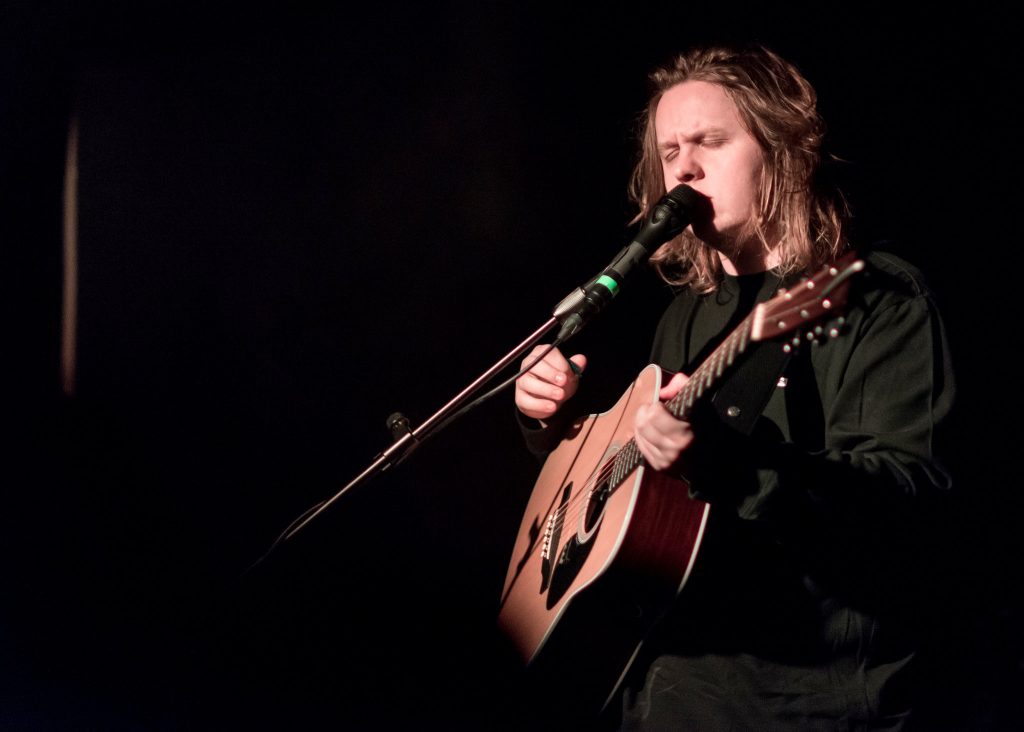 Lewis Capaldi performing live at the Moroccan Lounge in Los Angeles, California, on Friday, January 5, 2018. Photo credits Justin Higuchi @ Flickr | CC BY 2.0