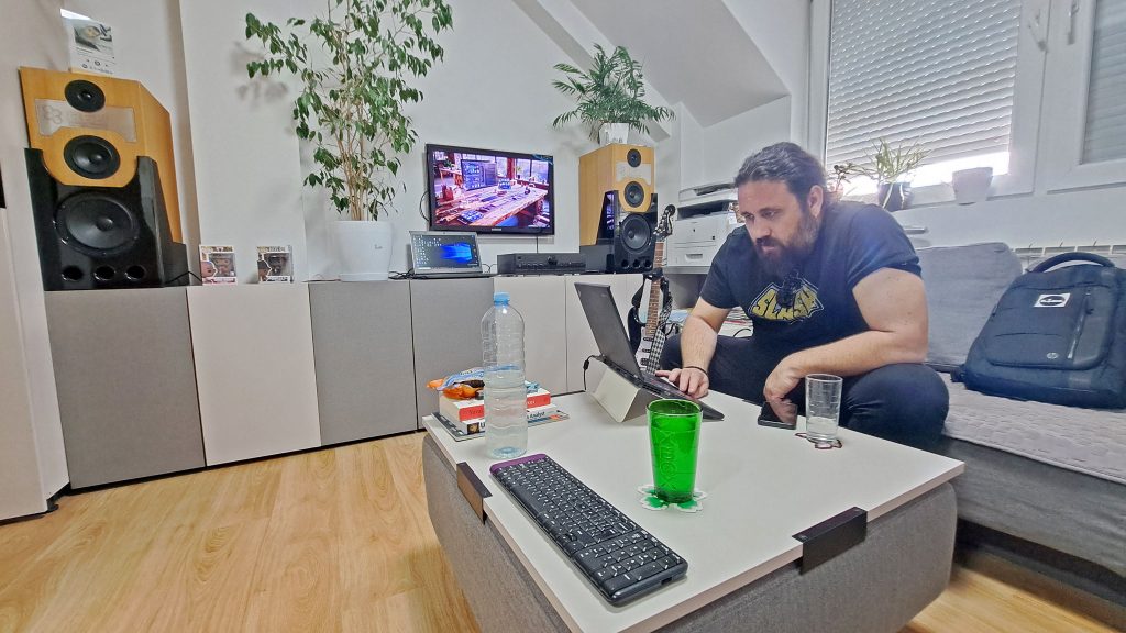 Дизајн на колекционерската маица „Знаеш каде да ме најдеш...“. Дизајнер: Урош Вељковиќ