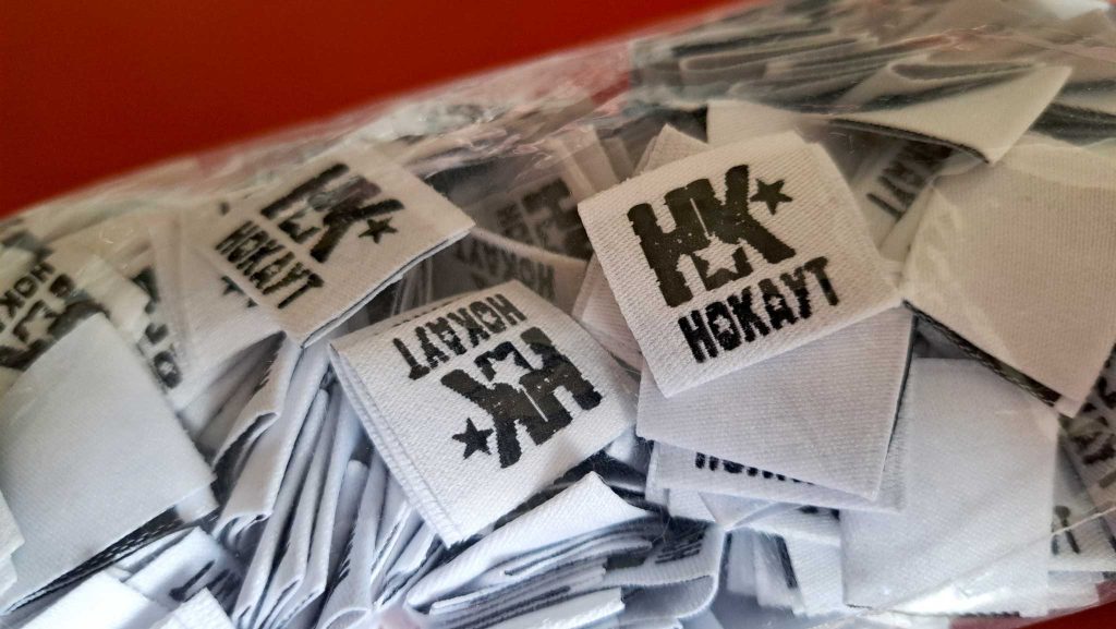 Етикета со логото на Нокаут што ќе се пришие на левиот ракав од маицата