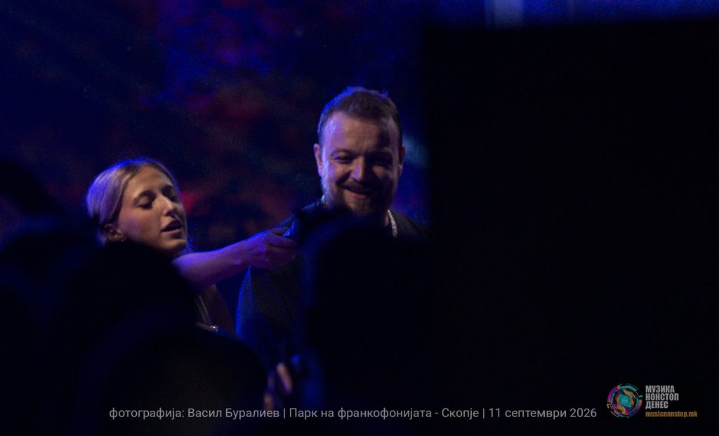 Слаткаристика со фан од публиката ја пее песната „Госпоѓа Сара“ на Нешто што ќе остане 2026